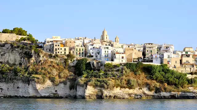 Des vacances de rêve dans les Pouilles avec spa et accès à la plage privée.