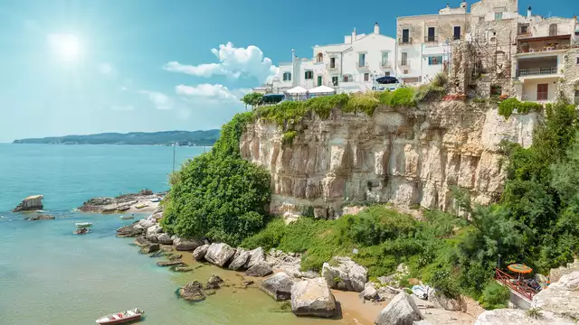 Vacanza in Puglia, sul lungomare di Vieste in hotel 5* in mezza pensione, accesso alla spa e al lido