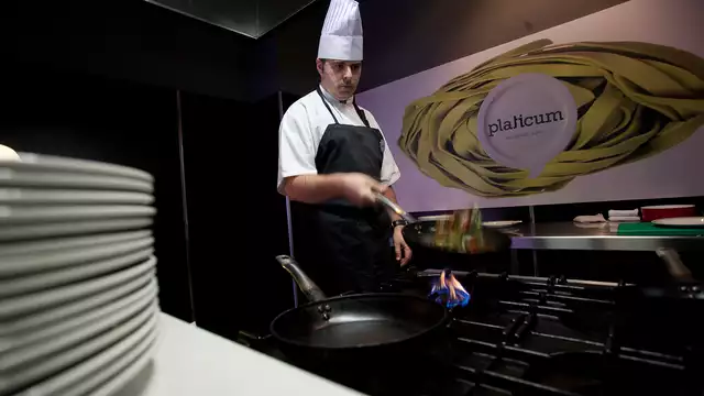 Escapade en chambre de luxe avec dîner buffet et visite de cave.