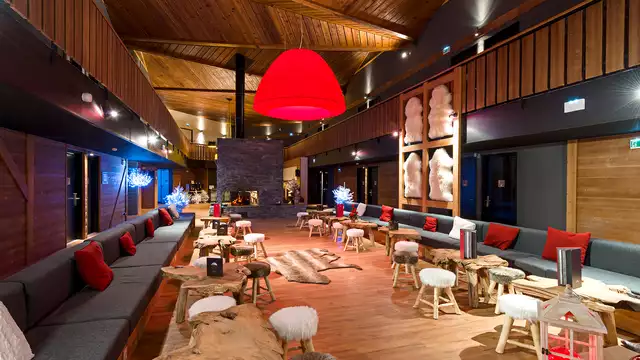 Estancia gastronómica frente a las montañas de los Alpes del Sur.