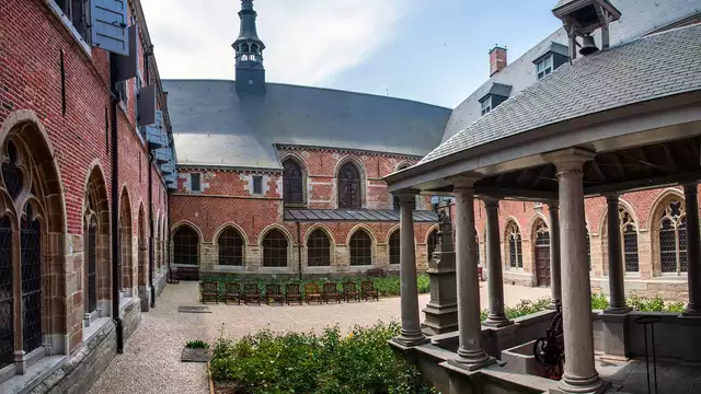Alojamiento en habitación doble y visita al hospital de Notre-Dame cerca de Lessines