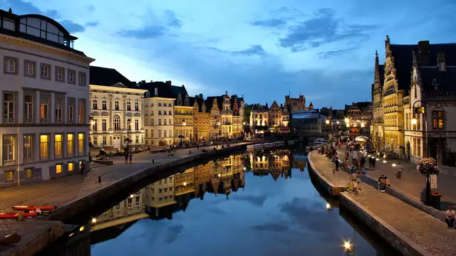 Trinquez avec es bulles dans une chambre Deluxe avec terrasse à Gand