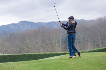 Verblijf in Vitoria in een suite met woonkamer en fles cava