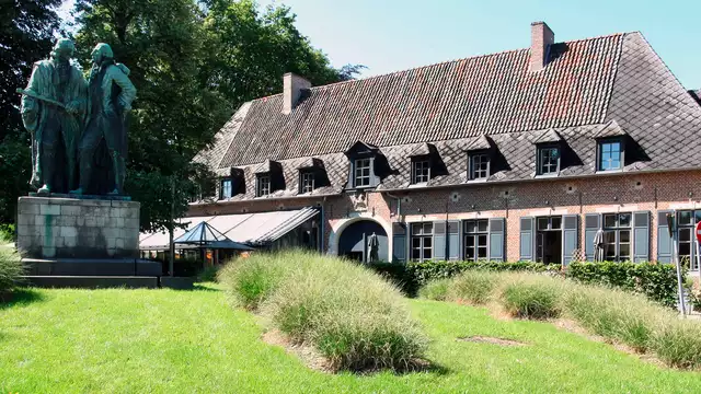 Séjour tout confort dans une ancienne ferme carrée à Heverlee