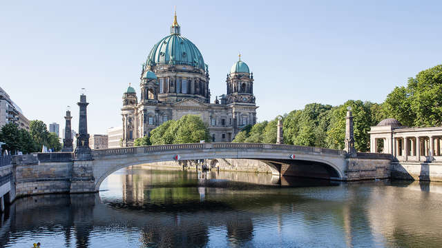 Descubre el corazón de Berlín surcando las aguas del Spree