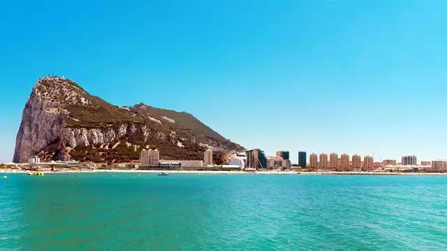 Escápate a Gibraltar y alójate en una junior suite familiar en pensión completa