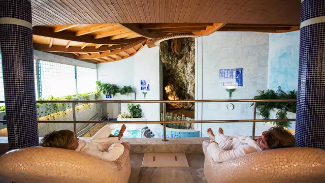 Relax en Balneario con piscina termal, haloterapia y descuento en noches extra