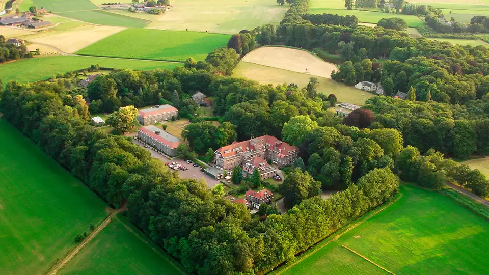 Aire fresco en los bosques de Gelderland durante tu estancia en una finca historica desde noches