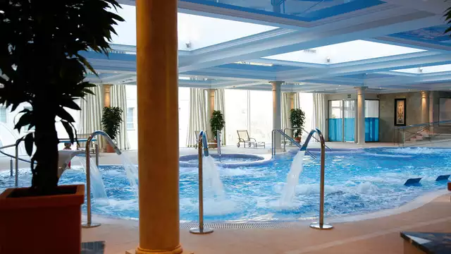 Spasessie en halfpension in het mythische kuuroord van Puente Viesgo