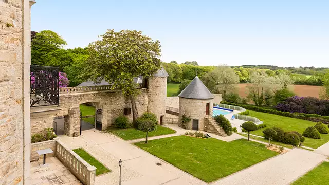Escapada chic y romántica en Suite con baño de burbujas privado en una mansión bretona.