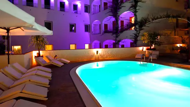 Soggiorno romantico sulla costiera amalfitana con spa, massaggio e cena per due