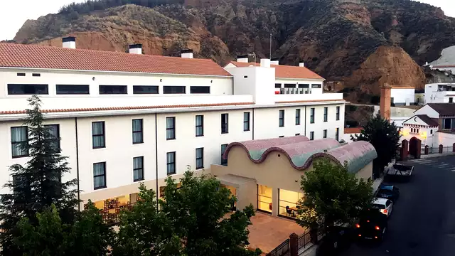 Ontsnap naar een onlangs gerenoveerde spa dicht bij Granada met thermaal circuit