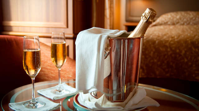 Escapada romántica con cava y brocheta de fruta en pleno Paseo de Gracia de Barcelona