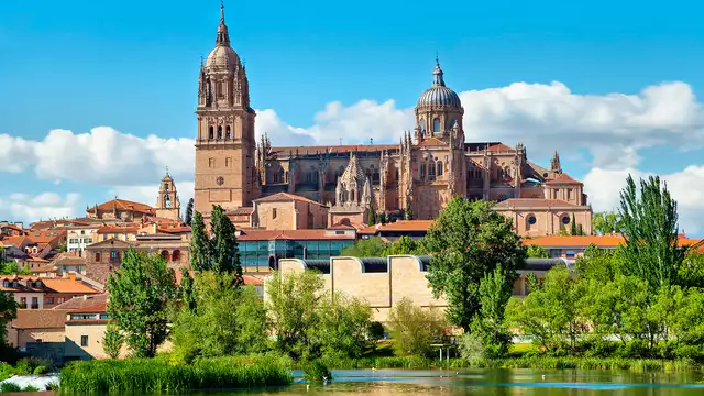 Romanticismo en pleno centro de Salamanca con hidromasaje privado en habitación, vino y spa