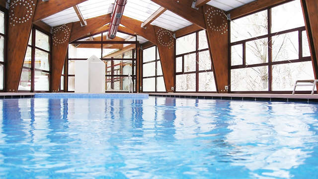 Desconecta en un 4* con vistas al Valle de Bensaque y relájate en la piscina climatizada