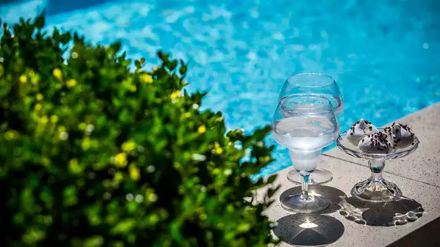 Escapada romántica con jacuzzi y champán cerca de Arlés
