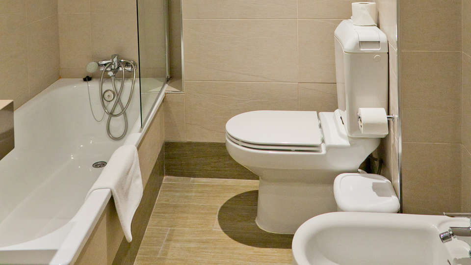 Hotel Corona de Granada - EDIT_bath2.jpg