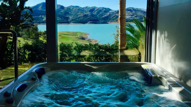 Romantische overnachting in een Junior Suite met hydromassagebad in La Viñuela