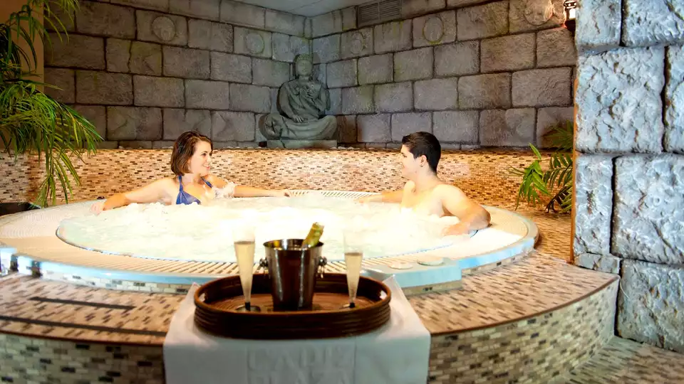 Escapade romantique avec une coupe de cava dans un spa prive et un massage de minutes a Cadix