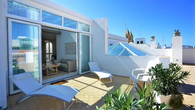Escapada en pleno casco antiguo de Cádiz en apartamento de lujo y con visita guiada de la ciudad