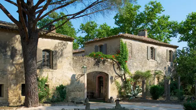 Parenthèse de charme et de gastronomie au cœur de la nature, près du Pont du Gard