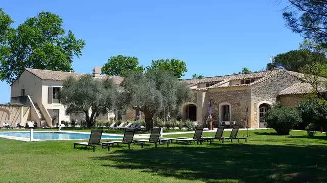Parenthèse de charme et de gastronomie au cœur de la nature, près du Pont du Gard