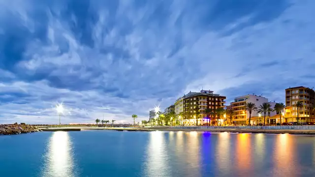 Relájate en Torrevieja en habitación con vistas a la Laguna Rosa con cena y spa