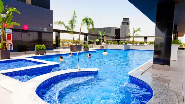 Escapade à Torrevieja avec petit-déjeuner, cocktail, dîner et accès au spa
