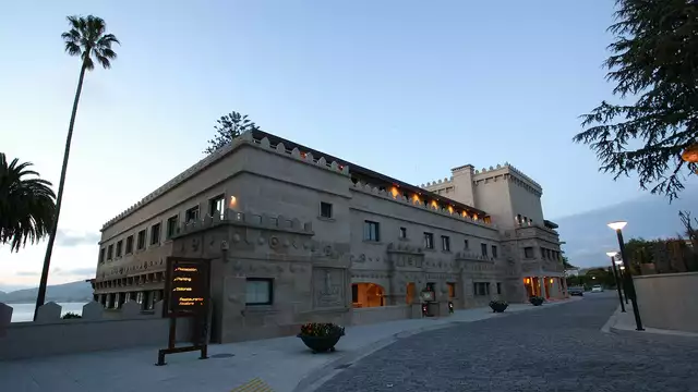 Premium romantiek 5* met fles cava, bonbons en bloemblaadjes in Vigo