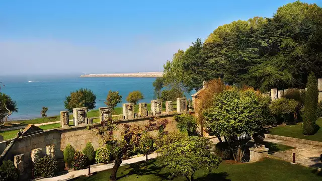 Premium romantiek 5* met fles cava, bonbons en bloemblaadjes in Vigo