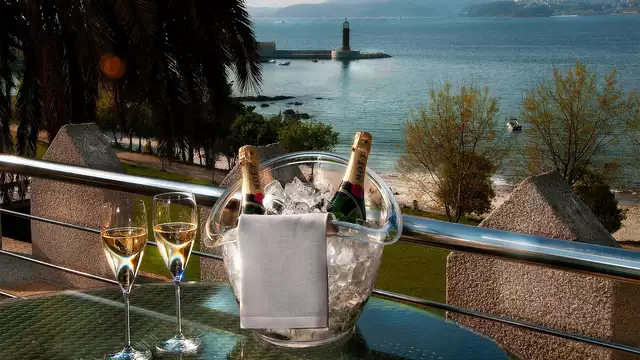 Premium romantiek 5* met fles cava, bonbons en bloemblaadjes in Vigo