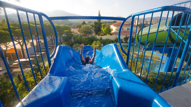 Disfruta del sol con esta escapada con entrada al aquapark Isla Fantasía en la Costa Maresme