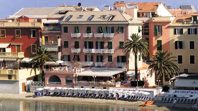 Fin de semana romántico en el paseo marítimo de Sestri con spa y media pensión