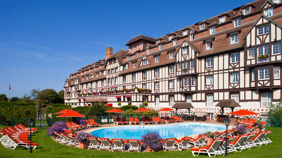 Escapada relajante en habitacion superior con vistas al mar en Deauville
