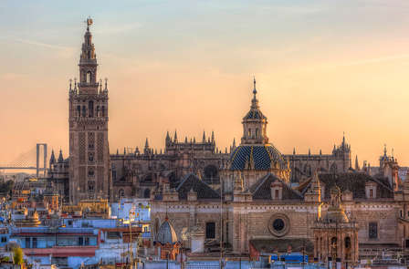 Découvrez Séville et son centre historique depuis le quartier de Santa Cruz.