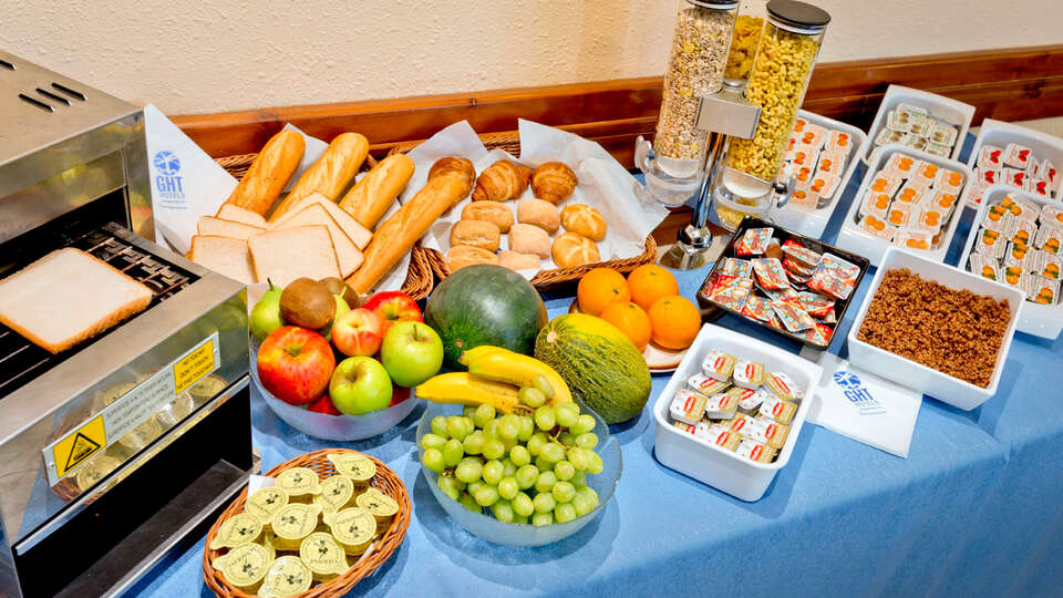 Escapada en estudio y media pension en Tossa de Mar hasta personas