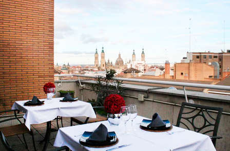 Évasion au cœur de Saragosse avec petit-déjeuner, cocktail sur la terrasse avec vue sur la basilique