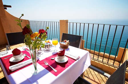 Escapada Mediterranea en Media Pensión: aptos con vistas al mar en el Pueblo Acantilado