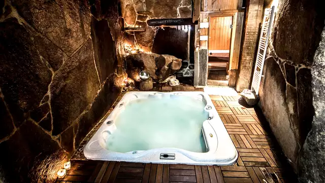 Romanticismo con cueva termal en privado y kit de sensual en Bermellar
