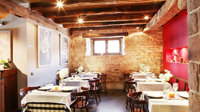 Gastronomía & Romanticismo: Escapada Romántica con Cena en el Valle de Ulzama