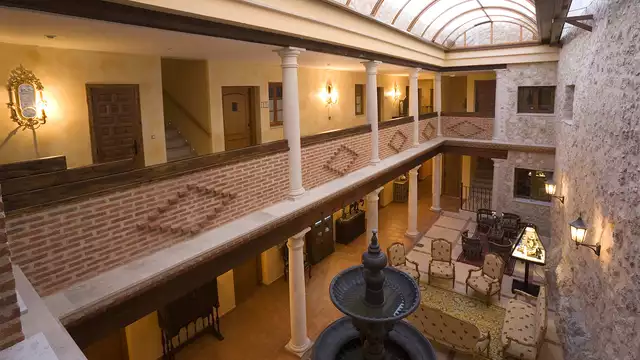 Desayuna en un castillo que domina el valle del Duero