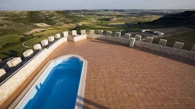 Desayuna en un castillo que domina el valle del Duero