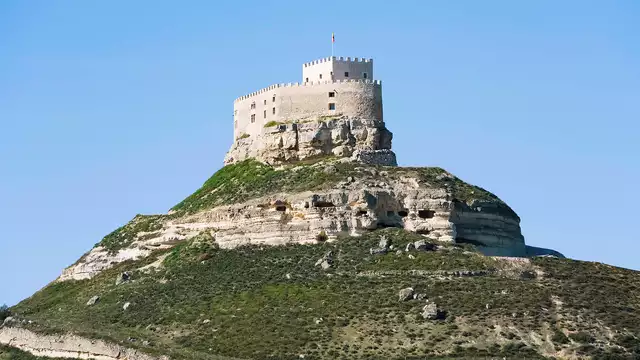 Desayuna en un castillo que domina el valle del Duero