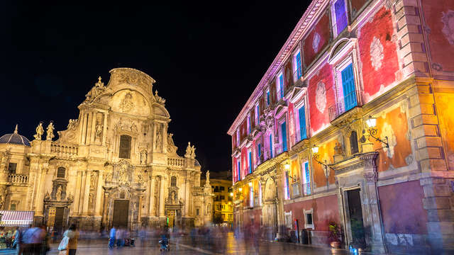 Escapada romántica con minibar gratuito, cava y bombones en el corazón de Murcia