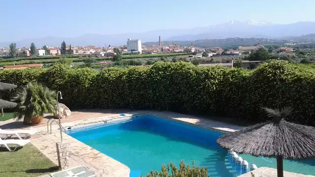 Romantisme dans une grotte avec bain a hydromassage vin et bougie