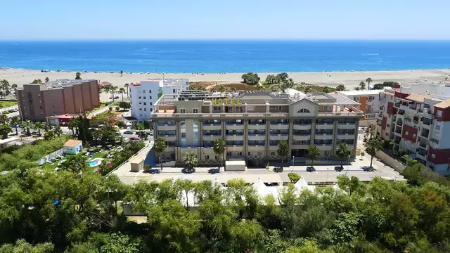 Escapada en media pensión con un niño gratis en la Costa Tropical