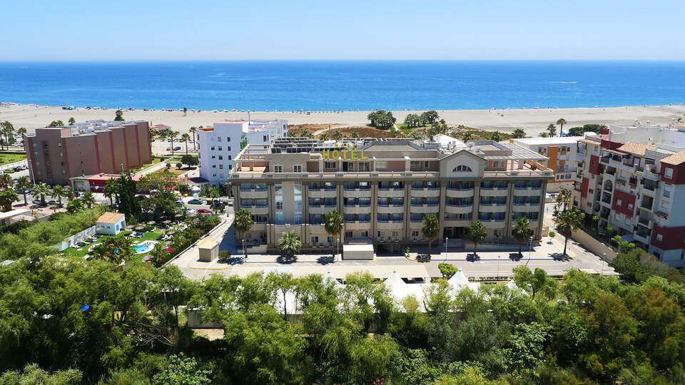 Escapada con desayuno y un nino gratuito junto a la playa de Motril en la Costa Tropical