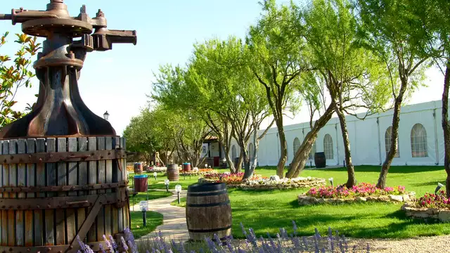 Villa de lujo romántica con bañera hidromasaje inmersos en el verde
