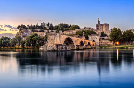 Pause au pied des remparts d'Avignon