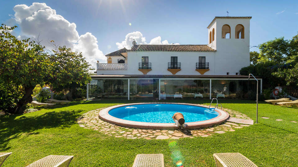 Escapada en Arcos de la Frontera en una Hacienda con desayuno tradicional jardin y piscina